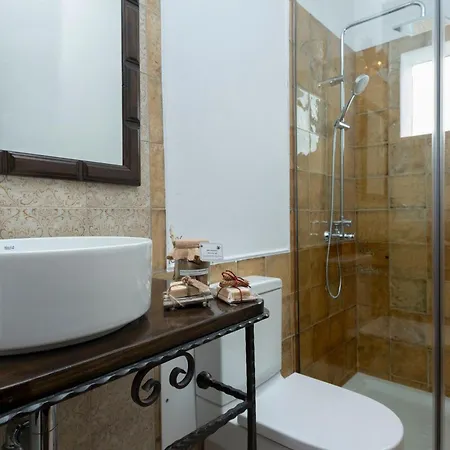 Isolina Boutique - Adults Recommended 4* Macher
